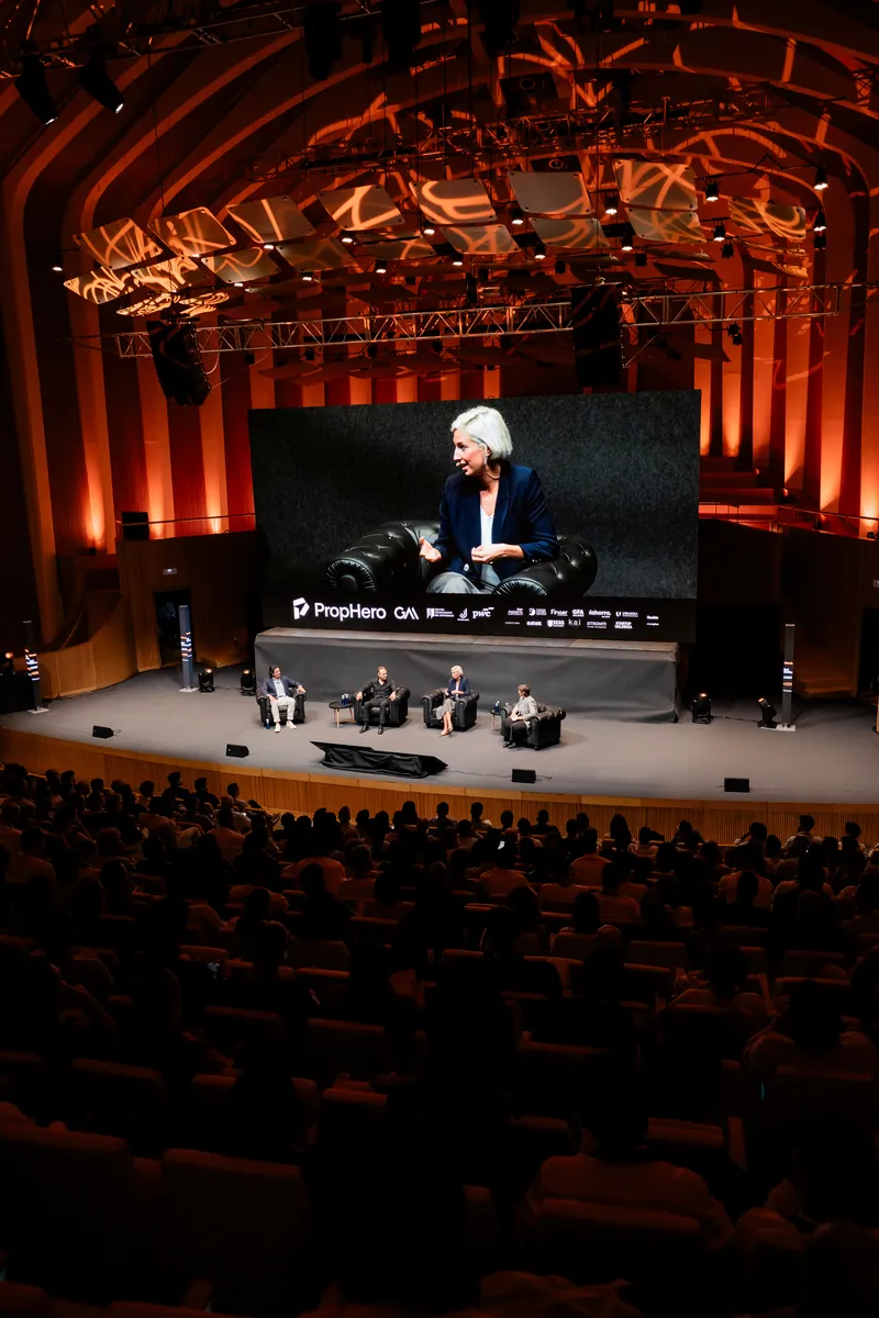 Escenario y público del auditorio durante el panel