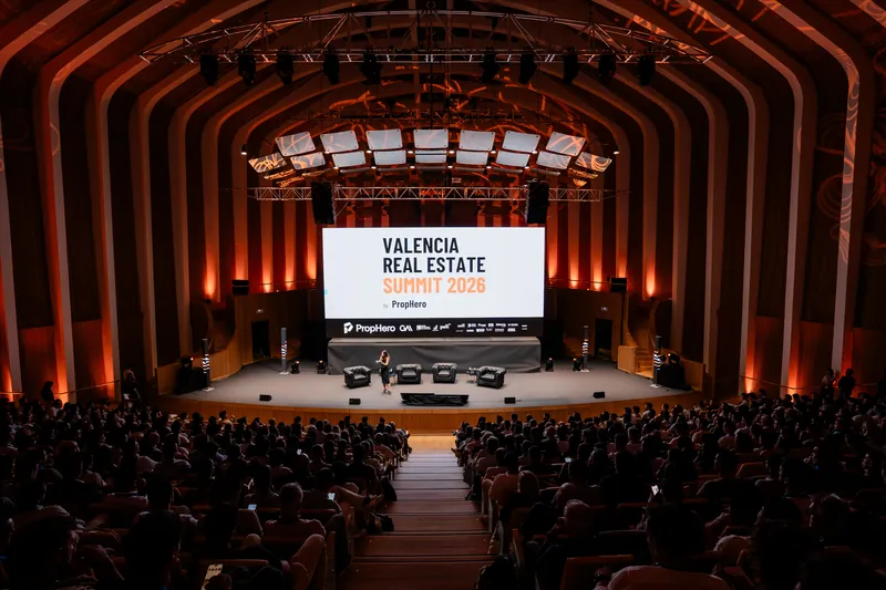 Escenario principal con el cartel del Valencia Real Estate Summit 2026